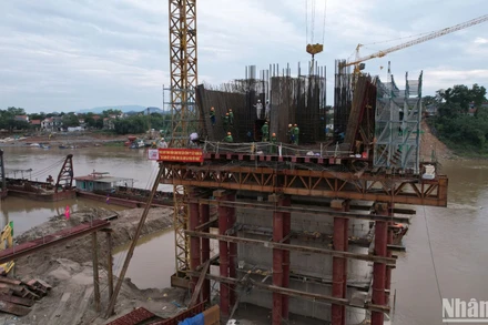 Công nhân thi công xuyên lễ 30/4 và 1/5 trụ T4 cầu Phong Châu.