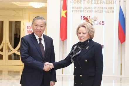 Chủ tịch Hội đồng Liên bang, Quốc hội Liên bang Nga Valentina Matviyenko đón Tổng Bí thư Tô Lâm. (Ảnh: Thống Nhất/TTXVN)