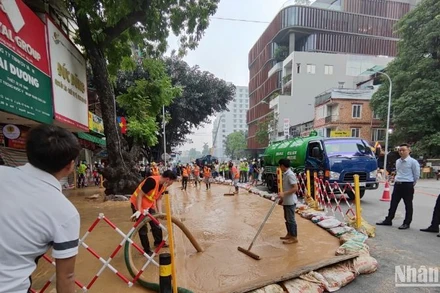 Khắc phục hậu quả bùn phun lên tại phố Cát Linh khi đang thi công tuyến hầm của Dự án tuyến đường sắt đô thị thí điểm thành phố Hà Nội, đoạn Nhổn-ga Hà Nội.