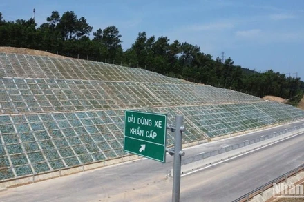 Một đoạn trên tuyến cao tốc Bùng-Vạn Ninh thuộc dự án thành phần cao tốc bắc-nam là 1 trong những tuyến cao tốc được thông xe đưa vào sử dụng nhân kỷ niệm 50 năm Ngày Giải phóng miền nam. (Ảnh: KIM CƯƠNG)