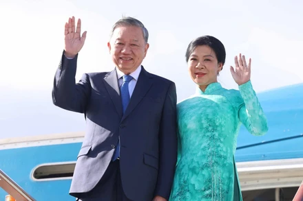 Tổng Bí thư Tô Lâm và Phu nhân đến Thủ đô Moskva, bắt đầu chuyến thăm chính thức Liên bang Nga và dự Lễ kỷ niệm 80 năm Ngày Chiến thắng trong Chiến tranh Vệ quốc vĩ đại. (Ảnh: THỐNG NHẤT/TTXVN)