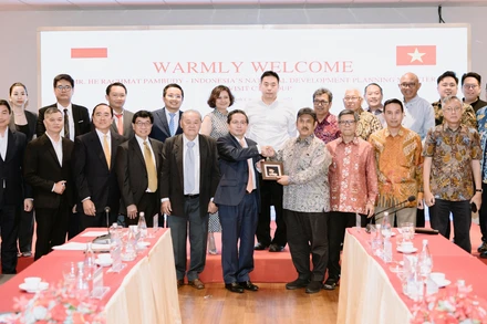 Bộ trưởng Rachmat Pambudy cùng đoàn công tác trao quà lưu niệm