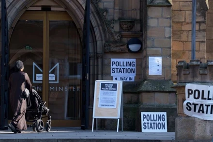 Một người phụ nữ đến điểm bỏ phiếu cho cuộc bầu cử địa phương ở Preston, Anh ngày 1/5/2025. (Ảnh: Tân Hoa xã)