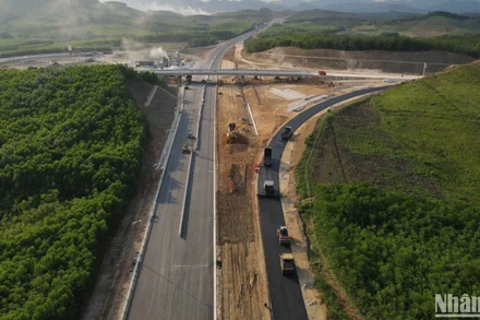Các nhà thầu thi công tuyến đường bộ cao tốc Bắc - Nam phía Đông đoạn qua tỉnh Quảng Bình đẩy nhanh tiến độ, quyết tâm hoàn thành tuyến chính trước ngày 19/4.