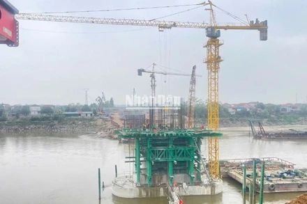 Các trụ cầu Phong Châu đã hình thành (Ảnh: ĐÌNH HUY)