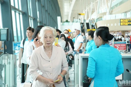 Hành khách qua cửa kiểm soát vé tại cảng hàng không quốc tế Tân Sơn Nhất.