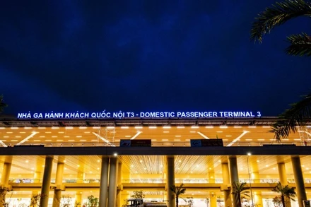 Nhà ga T3 sân bay quốc tế Tân Sơn Nhất đã hoàn thành 99% sau gần hai năm xây dựng. Công trình cơ bản hoàn thiện các hạng mục chính, sẽ được khánh thành sớm hơn kế hoạch hai tháng.