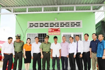Lãnh đạo Bộ Công an, lãnh đạo tỉnh Bạc Liêu và đại diện Tập đoàn T&T Group, Ngân hàng SHB dự khánh thành nhà của hộ dân được hỗ trợ.