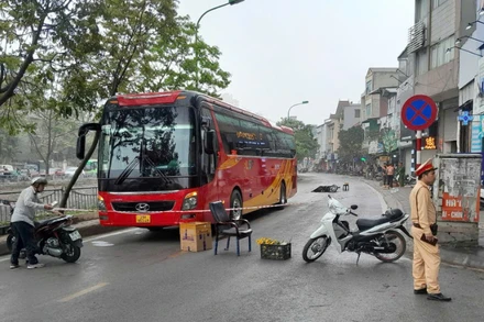 Vụ tai nạn trên tuyến đường Trịnh Đình Cửu sáng 27/3/2025, trước số nhà 84 đã xảy ra vụ tai nạn giữa xe ô-tô 45 chỗ và nữ thanh niên điều khiển xe gắn máy rất tiếc vụ tai nạn đã làm người điều khiển xe gắn máy tử vong ngay tại chỗ. (Ảnh: KIM CƯƠNG)