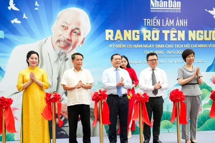 Các đại biểu cắt băng khai mạc triển lãm.