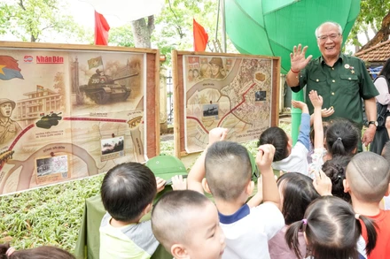 Các bạn nhỏ vui mừng khi được gặp người cựu chiến binh đã trực tiếp tham gia trong các cuộc chiến đấu để giành độc lập cho Tổ quốc.