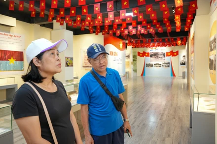 [Ảnh] Trưng bày chuyên đề "Non sông liền một dải"