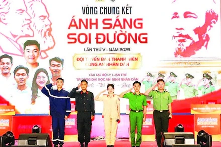 Ngọc Quỳnh (đứng giữa) tại Vòng chung kết Hội thi Olympic toàn quốc các môn khoa học Mác-Lênin và tư tưởng Hồ Chí Minh “Ánh sáng soi đường”.