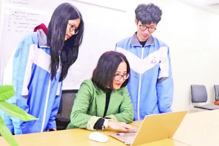 Cô và trò Trường THPT Chuyên Bắc Ninh, tỉnh Bắc Ninh trao đổi học tập môn tiếng Anh.