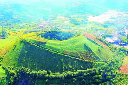 Núi lửa Nâm Kar thuộc thôn Phú Sơn, xã Quảng Phú, huyện Krông Nô là một trong những núi lửa trẻ, hình thành do sự kết hợp giữa phun trào và phun nổ.