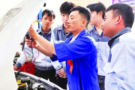 Lớp dạy kỹ thuật sửa chữa ô-tô tại Trường cao đẳng Kon Tum.