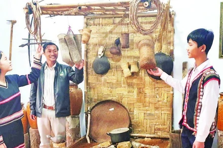 Trang phục truyền thống gắn bó với các em học sinh tại Kon Tum từ nhà trường đến các hoạt động văn hóa.