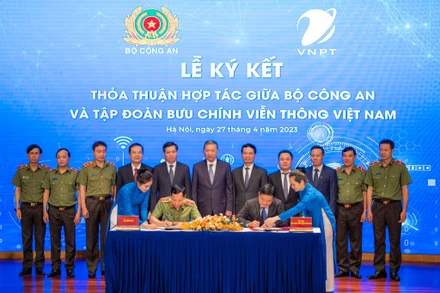Lãnh đạo Bộ Công an và VNPT ký thỏa thuận hợp tác.