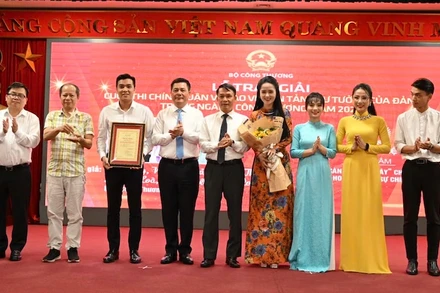 Bộ trưởng Nguyễn Hồng Diên, Thứ trưởng Công thương Trương Thanh Hoài và Phó Chủ tịch Thường trực Hội Nhà báo Việt Nam Nguyễn Đức Lợi trao chứng nhận cho nhóm tác giả Báo Công thương đoạt giải Đặc biệt.