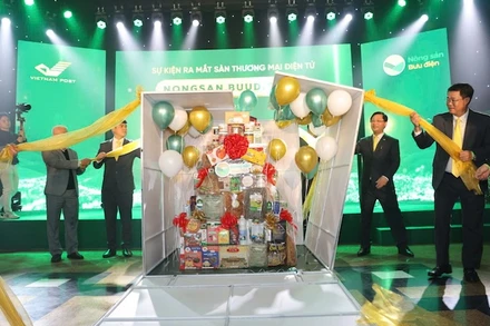 Các đại biểu thực hiện nghi thức ra mắt sàn thương mại điện tử nongsan.buudien.vn