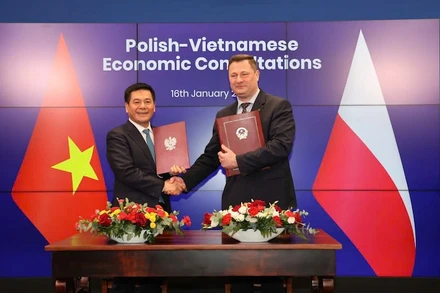 Bộ trưởng Nguyễn Hồng Diên và Bộ trưởng Krystof Paszyk ký kết biên bản cuộc họp.