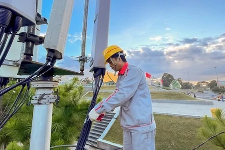 Kỹ thuật viên của Viettel lắp đặt trạm BTS 5G.