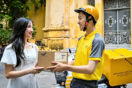 Nhân viên bưu điện phát bưu gửi đến tay khách hàng