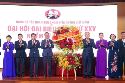 Đoàn Chủ tịch Đại hội đón nhận lẵng hoa chúc mừng của Đảng ủy Chính phủ