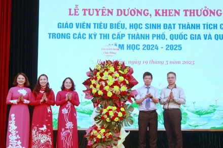 Quận Hoàn Kiếm tuyên dương giáo viên, học sinh giỏi năm học 2024-2025.