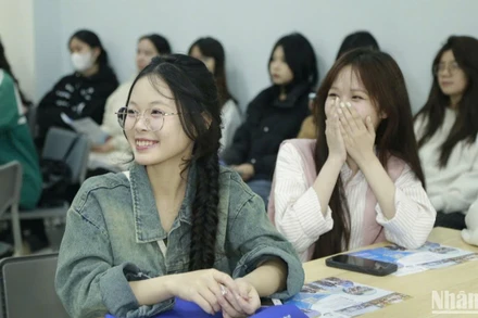 Học sinh THPT thích thú khi tham gia trải nghiệm học tập trên giảng đường đại học. 