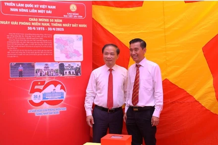 Ông Phạm Tất Thắng, Phó Trưởng Ban Tuyên giáo và Dân vận Trung ương (bên trái) tham dự triển lãm tại trường Cao đẳng Đại Việt Sài Gòn. 