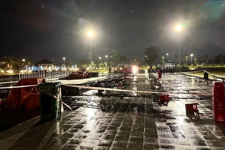 Hiện trường vụ khung chiếu sáng sân khấu nhạc nước bị đổ.