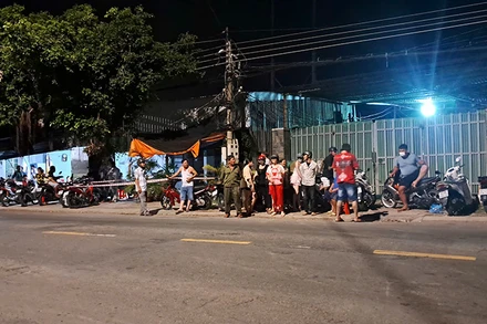 Người dân tại hiện trường vụ án