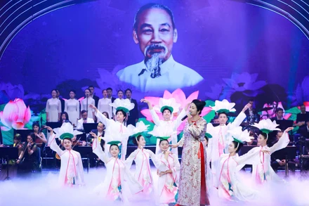 Chương trình "Người là niềm tin tất thắng" được dàn dựng công phu, mang đến nhiều cảm xúc.