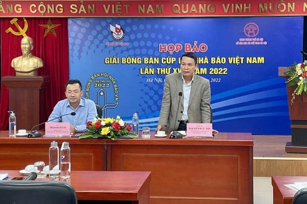 Phó Chủ tịch Thường trực Hội Nhà báo Việt Nam Nguyễn Đức Lợi phát biểu tại cuộc họp báo.