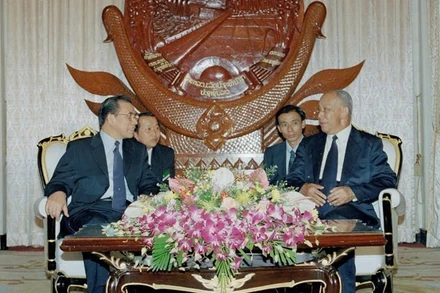 Chủ tịch Đảng, Chủ tịch nước Lào Khamtay Siphandone tiếp Tổng Bí thư Nông Đức Mạnh thăm hữu nghị nước CHDCND Lào (2001). Ảnh: Xuân Tuân – TTXVN