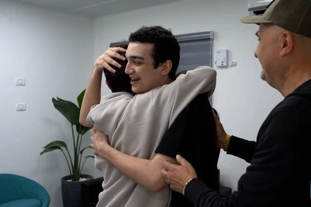 Công dân mang quốc tịch kép Mỹ-Israel Edan Alexander (đứng giữa) vừa được Hamas phóng thích (Ảnh: Tân Hoa xã). 