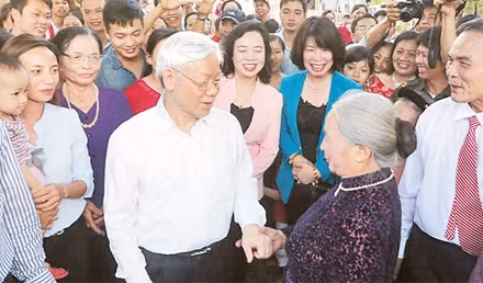 Tổng Bí thư Nguyễn Phú Trọng với nhân dân thôn Tháp Thượng, xã Song Phượng, huyện Đan Phượng (Hà Nội). Ảnh: TRÍ DŨNG (TTXVN)