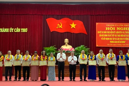 Lãnh đạo Thành ủy Cần Thơ trao bằng khen cho tập thể điển hình trong học tập và làm theo Bác.