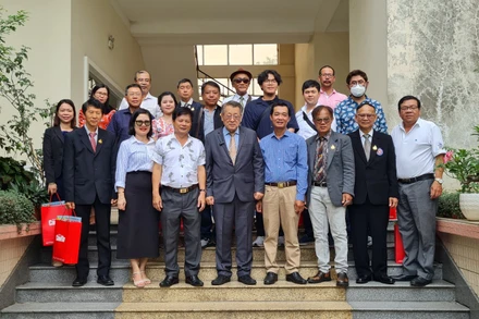 Đoàn đại biểu Hội Nhà báo tỉnh Chiang Mai (Thái Lan) chụp ảnh lưu niệm với Báo Cần Thơ.