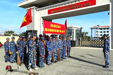 Lễ ra quân thu dọn vệ sinh môi trường của cán bộ chiến sĩ Lữ đoàn 175 đóng tại huyện Năm Căn, tỉnh Cà Mau.