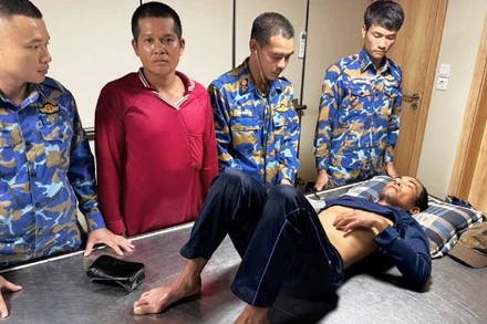 Quân y Tàu 637 thăm khám cho ngư dân Trần Văn Hiển.