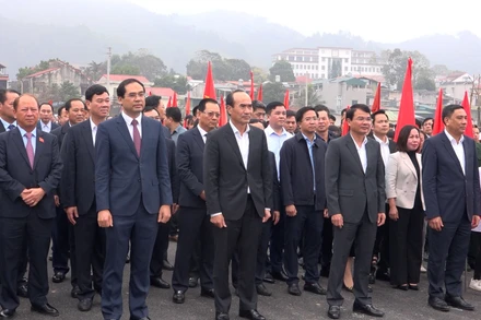 Các đồng chí lãnh đạo tỉnh Lào Cai phát động Tết trồng cây tại huyện Bảo Thắng.