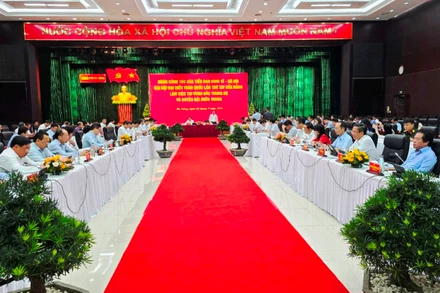 Phó Thủ tướng Trần Hồng Hà và Đoàn công tác của Tiểu ban Kinh tế-Xã hội làm việc với lãnh đạo các tỉnh, thành phố vùng Bắc Trung Bộ và Duyên hải miền trung.