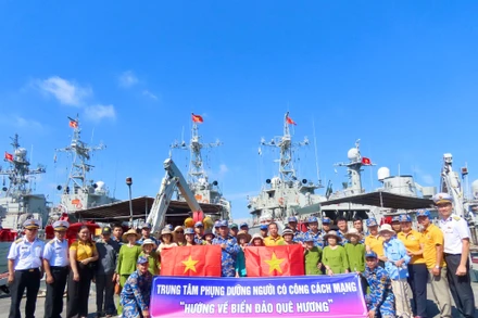 Trung tâm Phụng dưỡng người có công cách mạng thành phố Đà Nẵng chụp ảnh lưu niệm với cán bộ, chiến sĩ Vùng 3 Hải quân.