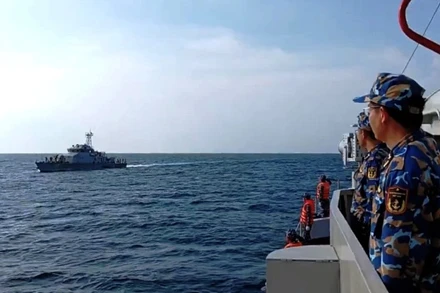 Tàu 251 của Hải quân Việt Nam và Tàu 1142 của Hải quân Hoàng gia Campuchia thực hiện thủ tục chào nhau trên biển.