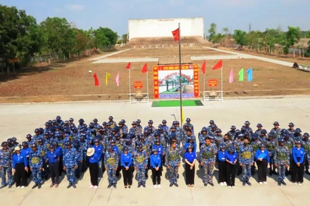 Đoàn cơ sở Trung tâm Huấn luyện và Huyện Đoàn Nhơn Trạch phối hợp ra quân thực hiện Chương trình tiếp sức mùa huấn luyện.