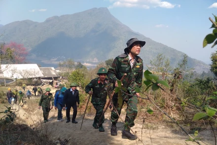 Lãnh đạo địa phương và các lực lượng trực tiếp vào hiện trường vụ cháy rừng.