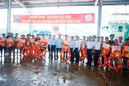 Tặng áo phao, cờ Tổ quốc và quà cho ngư dân tỉnh Ninh Thuận.