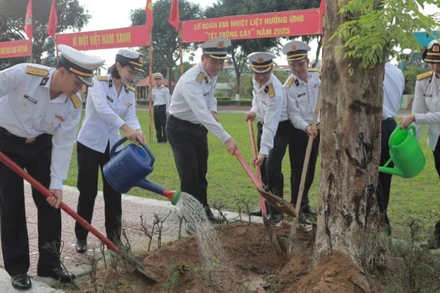 Lãnh đạo, chỉ huy Vùng 3 và cán bộ chiến sĩ chăm sóc cây cổ thụ, trồng thêm hoa, thảm cỏ phủ xanh doanh trại.